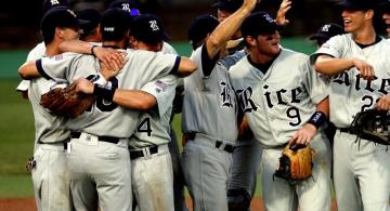 Juzgadores de Beisbol celebrando anotacion 