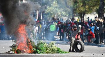 Personas en manifestaciones en Haiti