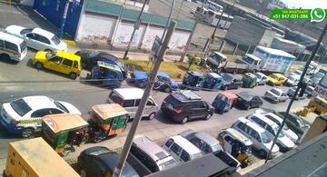 image for Reportan largas filas de vehículos en diferentes grifos de la ciudad 