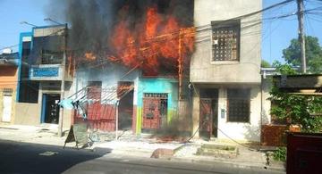 image for Incendio deja en la calle a familia