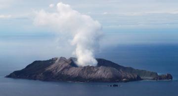 image for Erupción del volcán Whakaari  deja al menos 20 muertos