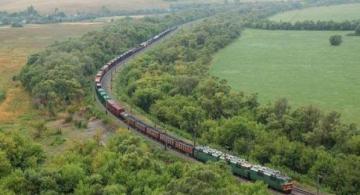 Tren en circulando desde una vía ferrea 