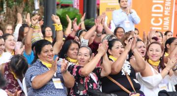 Mujeres en un evento aplaudiendo