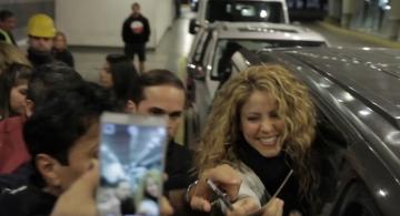 Shakira subiendose a un auto