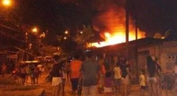 Casa con llamas por incendio