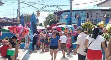 image for Ciudadanos visitaron a madres fallecidas en los cementerios de Iquitos