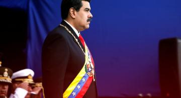  Maduro de pie en acto protocolario 