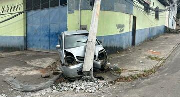 image for Motorista desvia de carro na contramão e derruba três postes em Cariacica