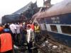 Personas viendo un tren despues de que se accidentara