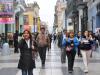 Mujeres caminando en calles peruanas