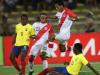 Jugadores de las selecciones de Peru y Ecuador en un partido