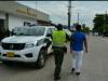 Policia llevando un capturado a la estacion de policia